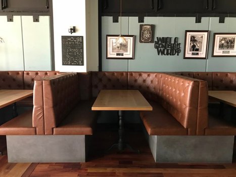 Диванные места в кабинках