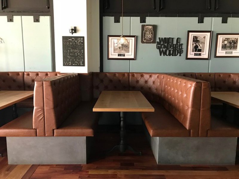 Диванные места в кабинках