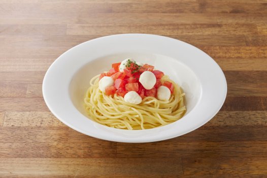 Свежие помидоры и сыр моцарелла