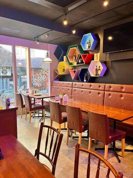 Яркий интерьер магазина в поп-стиле