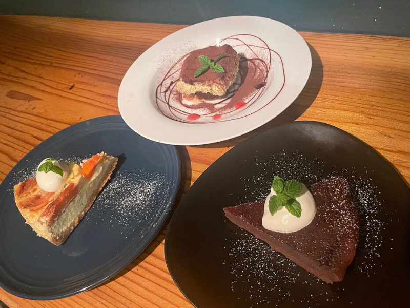 Можно также насладиться домашними тортами