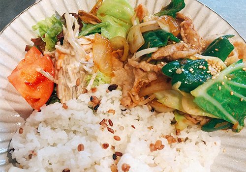 Ланч на одной тарелке с домашними закусками