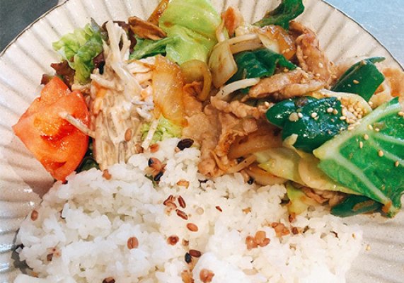 Ланч на одной тарелке с домашними закусками