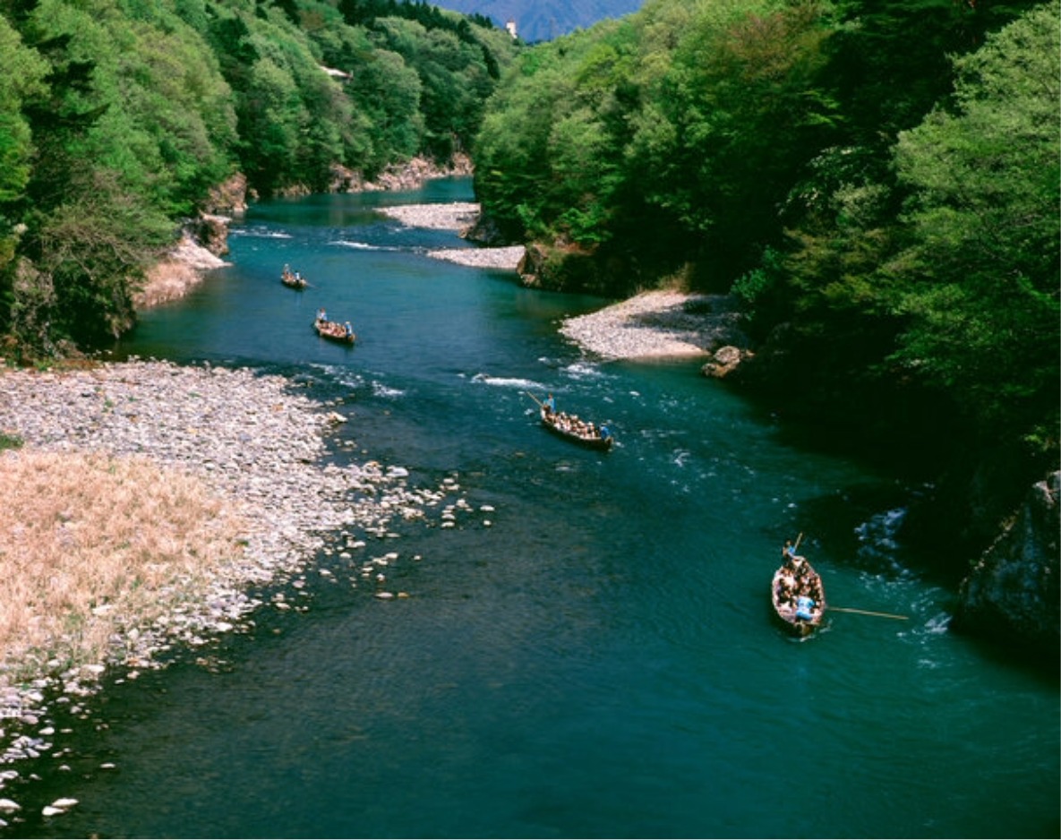 夏の鬼怒川の渓谷と緑