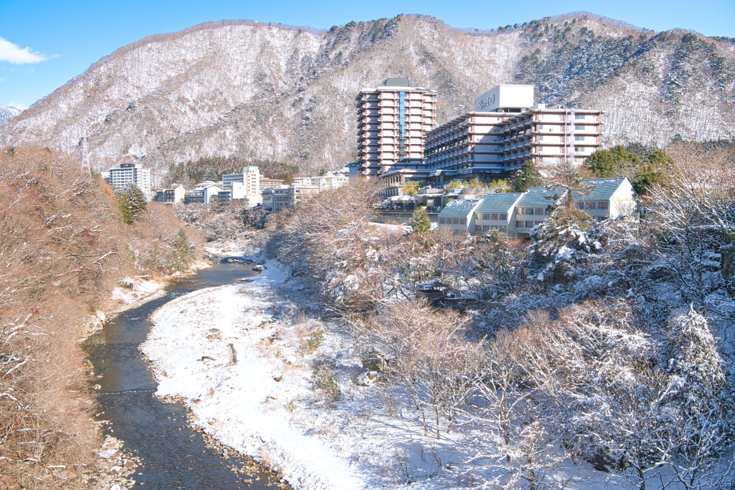 冬の鬼怒川の雪景色と温泉