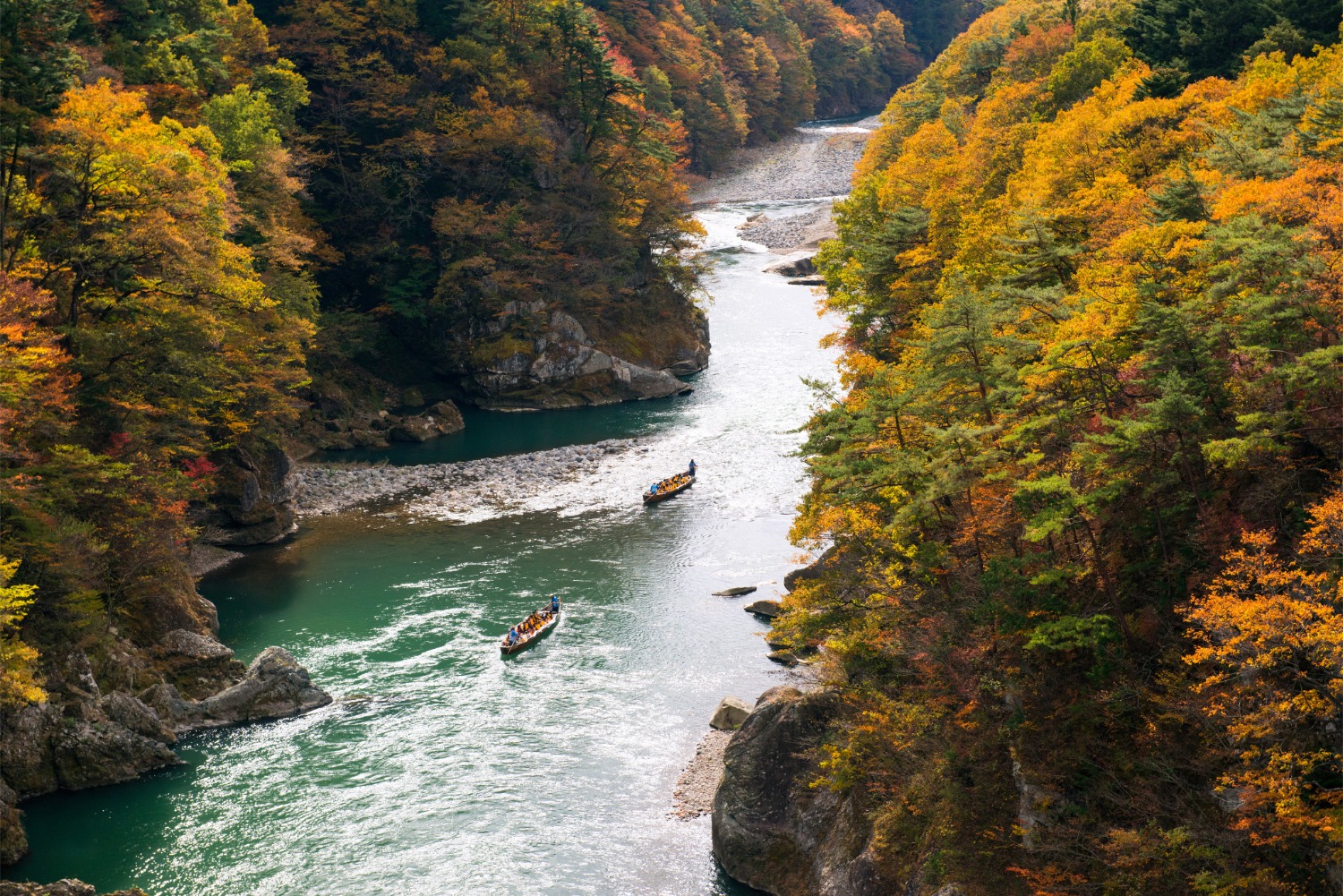 秋の鬼怒川の紅葉